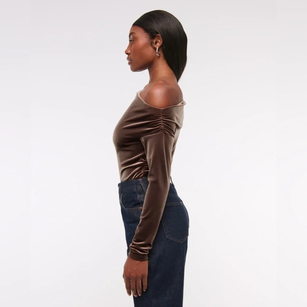 NWT Abercrombie velvet off shoulder top - Picture 2 of 5